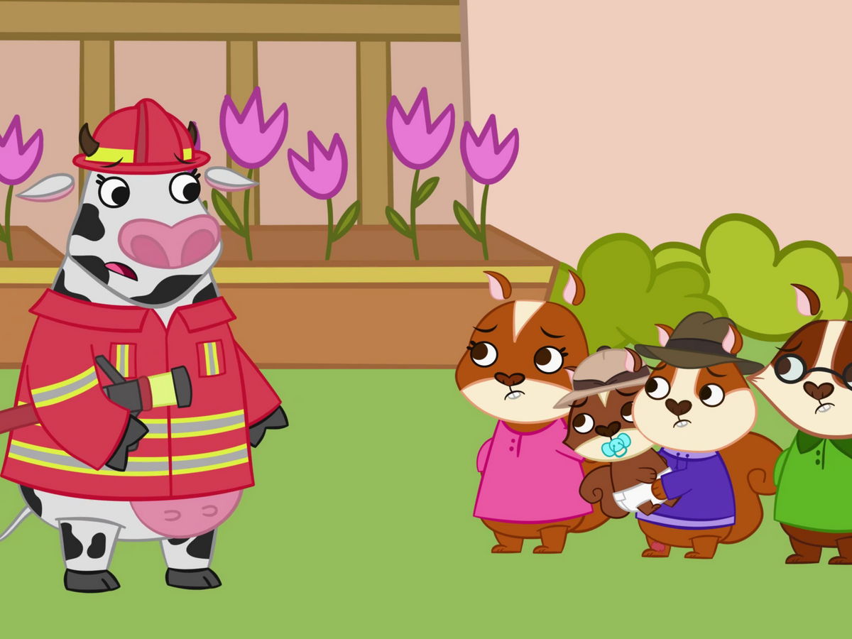 Una familia aprende normas de seguridad contra incendios con una bombera.
